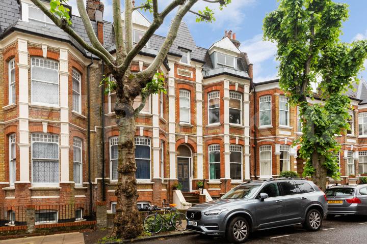 Split level 1 bedroom on a residential street in Highbury Northolme Road, Highbury